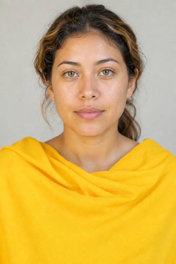 Portrait d’illustration : une femme drapée de jaune soleil, une couleur de la palette Printemps lumineux.