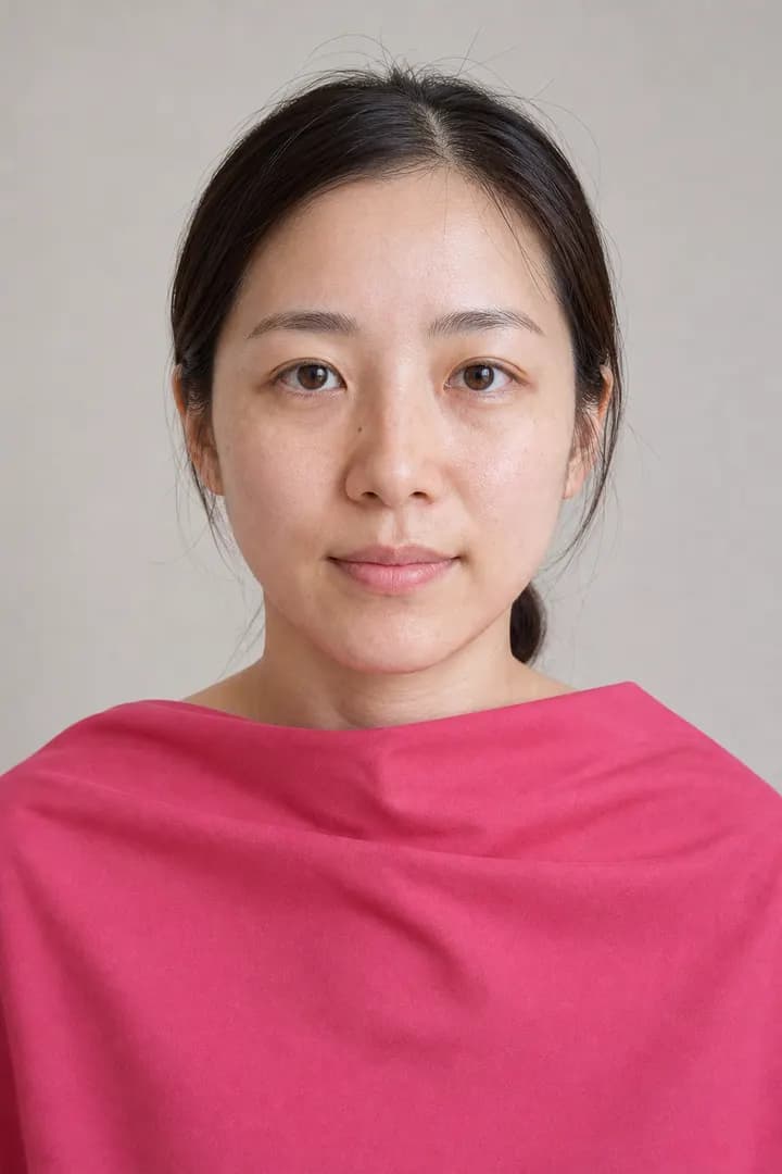 Portrait d’illustration : une femme drapée de rose framboise, une couleur de la palette Été froid.