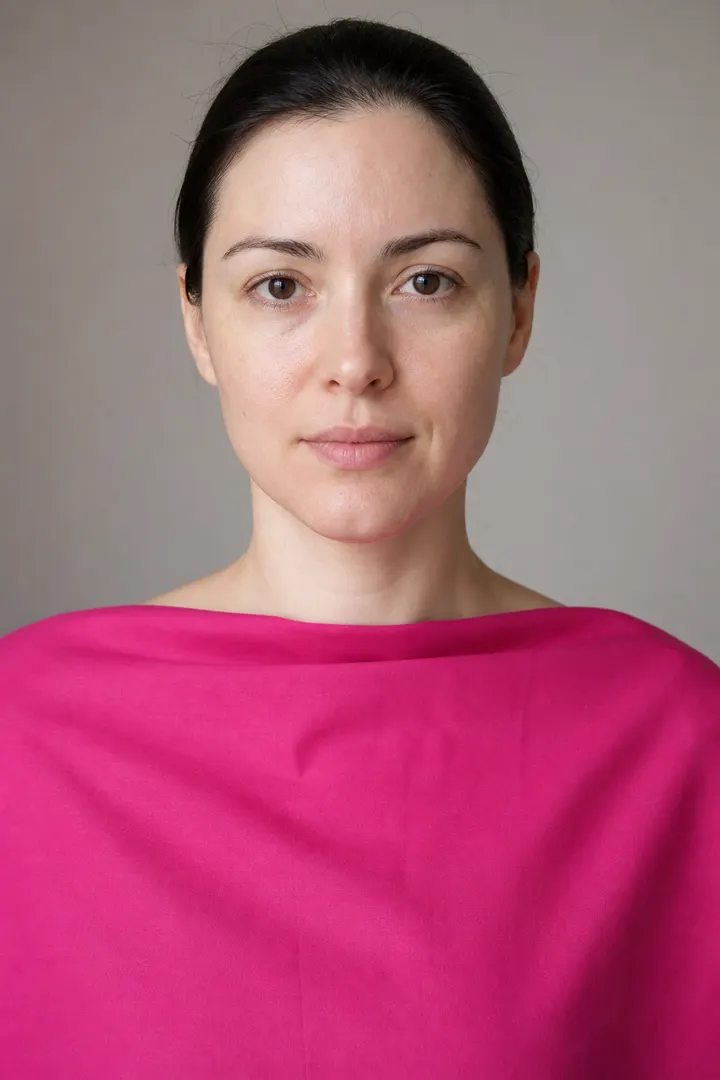 Portrait d’illustration : une femme drapée de fuchsia, une couleur de la palette Hiver froid.