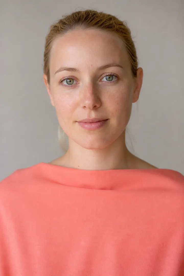 Portrait d’illustration : une femme drapée de corail clair, une couleur de la palette Printemps clair.